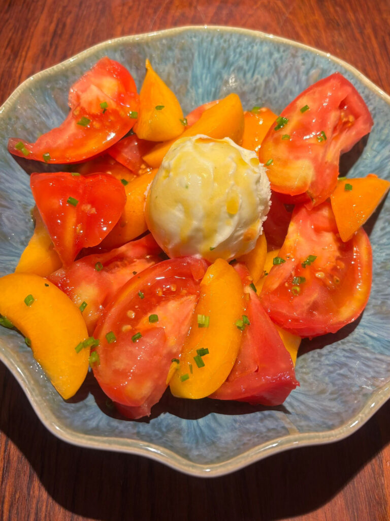 Tomate fruta de hueso y helado de albahaca