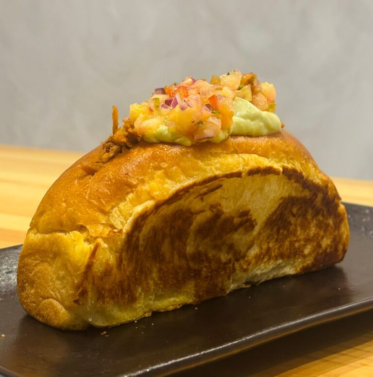 Brioche de codillo al estilo pibill, aguacate y pico de gallo