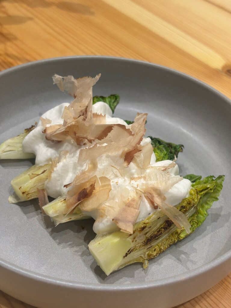Cogollos a la plancha con espuma de anchoa y queixo do país