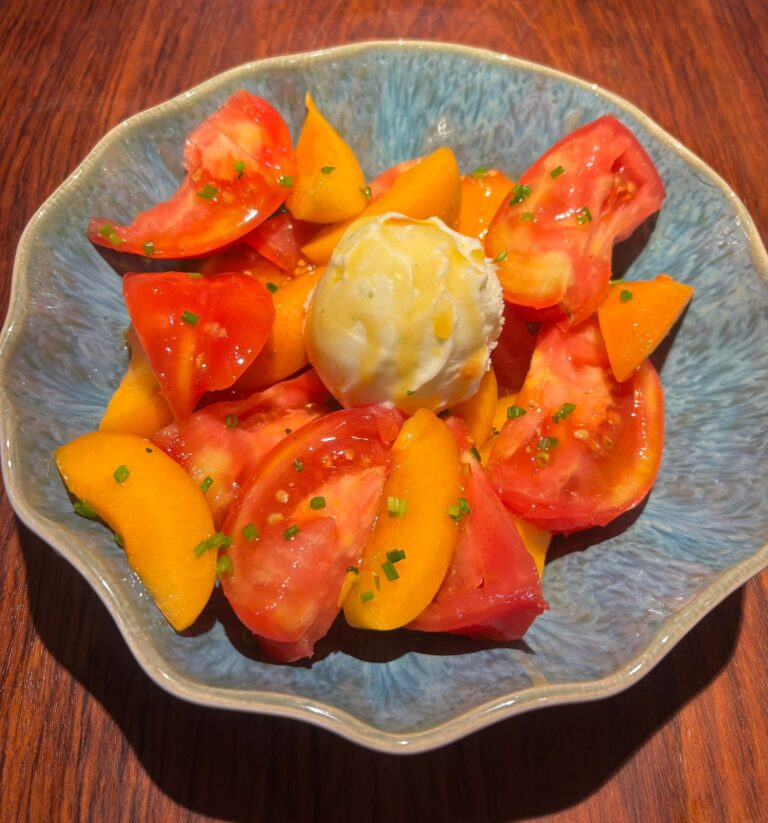 Tomate, fruta de hueso y helado de albahaca